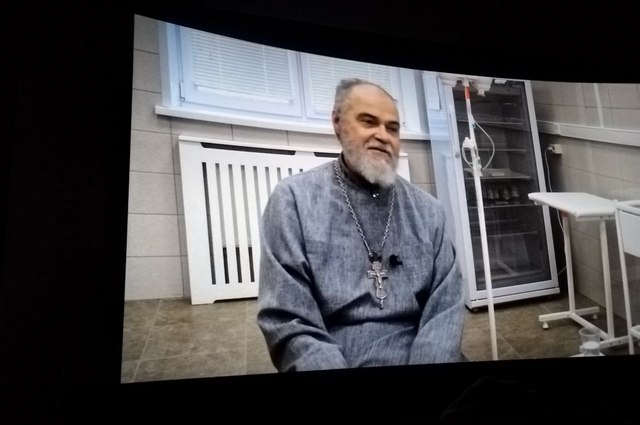 Бывало плакал один в храме Священник из Башкирии помогающий онкобольным стал героем документального фильма Служение Православный священник из Башкирии отец Сергий Бакланов стал героем документального фильма Служение режиссера Андрея Титова Закрытый показ картины снятой киностудией Уралфильм из Екатеринбурга при поддержке Минкультуры РФ состоялся в уфимском кинотеатре Родина Фильм снят в жанре портретного очерка В нем рассказывается о православных священнослужителях один из которых окормляет колонию а другой отец Сергий паллиативное отделение больницы и хоспис Отец Сергий окончил Башгосмедуниверситет по специальности Лечебное дело С начала 1990 х годов настоятель храма Святого Преподобного Серафима Саровского села Русский Юрмаш Уфимского района Одновременно в 2000 2004 годы работал врачом спасателем Священник сам перенес тяжелейшие заболевания После закрытого показа он признался зрителям что за свою жизнь раз 5 должен был умереть но никогда не падал духом Несмотря на собственный недуг отец Сергий стал настоящей духовной опорой для неизлечимо больных пациентов Медики паллиативного отделения работники хосписа в фильме рассказывают как ждут отца Сергия больные Для каждого он всегда находит слова поддержки и постоянно повторяет что пока Бог дает возможность жить нужно нести свой крест и искать радостные моменты даже в непростые дни На днях отцу Сергию предстоит операция ему диагностировали компрессионный перелом позвоночника По его словам это вновь небольшое искушение которое надо просто пережить Превозмогая боль священник пришел на закрытый показ картины чтобы поблагодарить режиссера и ответить на вопросы зрителей прихожан православных храмов Уфы В ходе общения он признался как тяжело работать с паллиативными больными По его словам в его жизни были ситуации когда он плакал один в храме повторяя что сил больше нет Но вера в Бога всегда помогала и он шел помогать другим вновь и вновь Фильм Служение уже стал участником нескольких кинофестивалей После закрытых показов его планируют показать на телеканалах Спас и Союз После этого его должны разместить на электронных площадках На нашем сайте мы тоже рассказывали об отце Сергие Интервью с ним можно прочитать по ссылке aifrb
