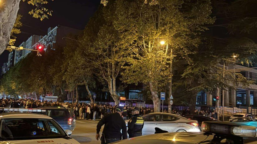 Ученики тбилисской школы 10 и их родители перекрыли улицу Дадиани протестуя против онлайн обучения По словам родителей здание школы находится в аварийном состоянии а Минобразования не выделяет альтернативное помещение из за чего школьникам приходится учится дистанционно что сказывается на качестве обучения Наше категорическое требование не нарушать права детей не менять их школьное расписание которое уже много лет нестабильно и негибко из за нехватки школ и постоянных переездов из одного здания в другое отметили они Также они требуют ускорения строительства новой школы которое по их словам идет уже около восьми лет Sputnik Грузия Telegram Сайт VK OK Дзен MAX