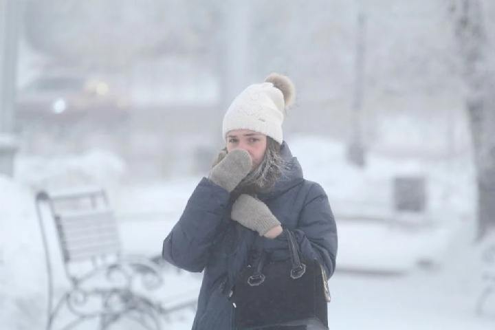 В школу можно не идти?  В Якутске ранним утром столбики термометров показывали -40-44 градуса. Нечеловеческие морозы вынудили ввести в школах актированный день для учеников 1-5 классов.  Это означает, что родителям дали право выбора: отправлять ребенка на уроки или нет. Условие - оповестить о своем решении классного руководителя.  «Режим объявляется на весь день, независимо от смены», - сообщили в мэрии Якутска.   Фото: Юлия Пыхалова