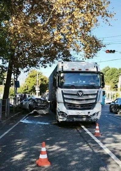 Прокуратурой Лазаревского района г Сочи организована проверка по факту дорожно транспортного происшествия Сегодня 2 ноября 2025 года в поселке Лазаревское произошло столкновение грузового автомобиля Фотон с легковым автомобилем марки Тойота который впоследствии совершил столкновение с легковым автомобилем марки ИЖ В результате ДТП пострадало 2 детей в возрасте 2 года и 5 лет а также 1 взрослый которые госпитализированы в городскую больницу По указанным обстоятельствам сотрудниками полиции проводится доследственная проверка ход и результаты которой поставлены прокуратурой района на контроль