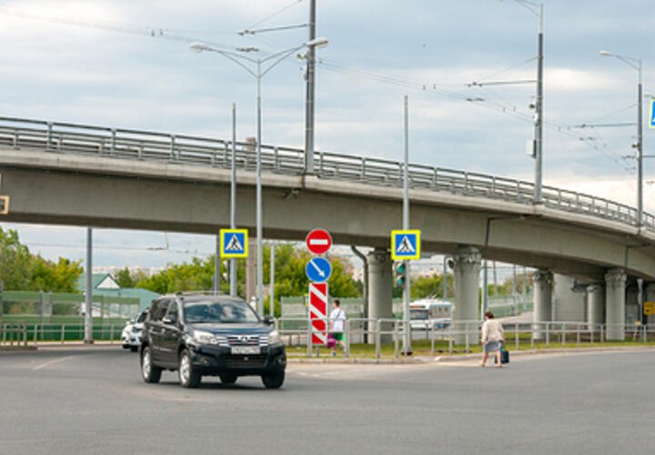 В Краснодаре к 2028 году пообещали построить новую дорожную развязку    Стоимость дороги оценили почти в 4,5 млрд рублей  Ещё одна дорожная развязка появится в Краснодаре к 2028 году. Она должна будет соединить автодорогу по улицам Тихорецкая и Володарского.  По данным, которые представлены на сайте госзакупок строительство обойдётся почти в 4,5 млрд рублей. Работы будут разделены на 13 этапов. Начало, согласно графику, возможно с момента подписания договора и до 2 декабря 2025 года, а завершение – в период с 7 декабря 2027 года по 17 апреля 2028 года.  Подача заявок от потенциальных подрядчиков завершится 30 мая 2025 года. Итоги подведут 4 июня 2025 года.  Подписаться       Буст