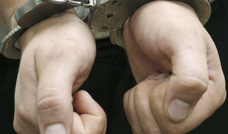 В Петропавловске задержали первого зама градоначальника В Петропавловске Камчатском правоохранители задержали первого заместителя главы администрации краевого центра Владислава Масло передаёт РАИ КАМЧАТКА ИНФОРМ По информации источников агентства в правоохранительных органах задержание связано с его деятельностью на прежнем месте работы главой Елизовского поселения Также взяты под стражу ещё два елизовских чиновника Официальной информации пока не поступало Осведомлённые источники РАИ КАМЧАТКА ИНФОРМ в мэрии подтвердили информацию о задержании Владислава Масло Заметим что летом в политических кругах региона активно муссировалась информация о том что господина Масло готовят на место главы Петропавловска Камчатского Читать на сайте kamchatinfo com news crimes detail 73199