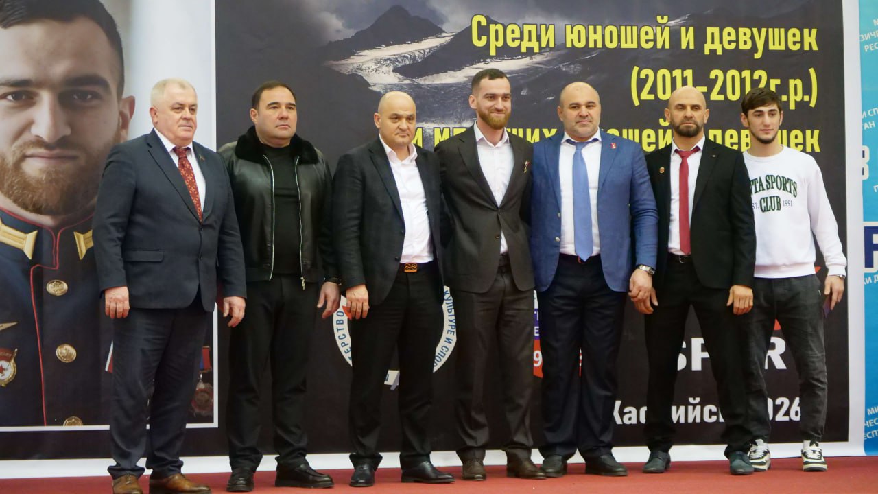 Первенство Дагестана по ушу саньда в честь Героя России Темирлана Абуталимова провели в Каспийске Турнир состоялся во Дворце спорта и молодёжи имени Али Алиева С приветственным словом к участникам обратился врио министра по национальной политике и делам религий РД Герой России Темирлан Абуталимов Он отметил значимость подобных соревнований для патриотического воспитания молодёжи и поблагодарил организаторов за уважение к памяти участников СВО В первенстве приняли участие около 350 юных спортсменов из различных городов и районов республики За медали боролись юноши и девушки 2011 2012 и 2013 2014 годов рождения Всего было разыграно 26 комплектов наград