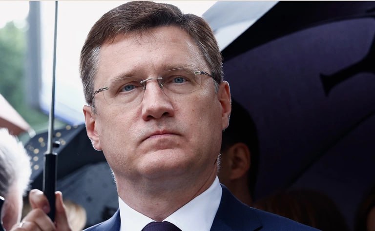 В правительстве ожидают что размер скидок дисконта предоставляемых покупателям экспортируемой из России нефти будет сокращаться по мере адаптации отрасли к новым санкциям и перестройки логистики что займет 1 2 месяца Об этом заявил журналистам вице премьер Александр Новак Мы неоднократно проходили такую историю Я надеюсь в течение месяца двух ситуация стабилизируется с точки зрения новых адаптаций Дисконты будут снижаться сказал он До каких именно значений может сократиться разница в цене барреля российской нефти и барреля эталонной марки Brent Новак прогнозировать не стал Это рынок я не могу сказать Тот дисконт который был долгое время Можно только смотреть как было в предыдущий период В предыдущий период восстанавливалось до минимального уровня дисконта пояснил вице премьер Фото Андрей Любимов РБК РБК в Telegram и MAX