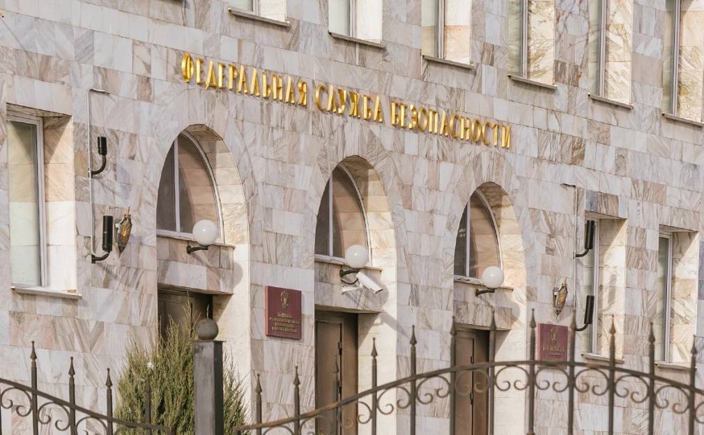 ФСБ сообщила о задержании подозреваемого в подготовке диверсии в Уфе В Уфе задержан подозреваемый в подготовке диверсии на объекте сотовой связи, сообщили в управлении ФСБ по Башкирии. В руки силовиков попал 19-летний уроженец города Ишимбая. По данным спецслужбы, молодой человек во время переписки с неизвестным в мессенджере Telegram получил задание поджечь объект сотовой связи в Демском районе столицы. Источник РБК Уфа сообщает, что речь идет о вышке сотовой связи. «За выполнение обязательных условий, включая видеофиксацию возгорания, поджигателю обещано денежное вознаграждение в размере 15 тыс. руб.», — говорится в сообщении. Однако при попытке поджога подозреваемого задержали. При себе у него обнаружены «инструменты и вещества, необходимые для совершения преступления», говорят в ФСБ. РБК-УФА