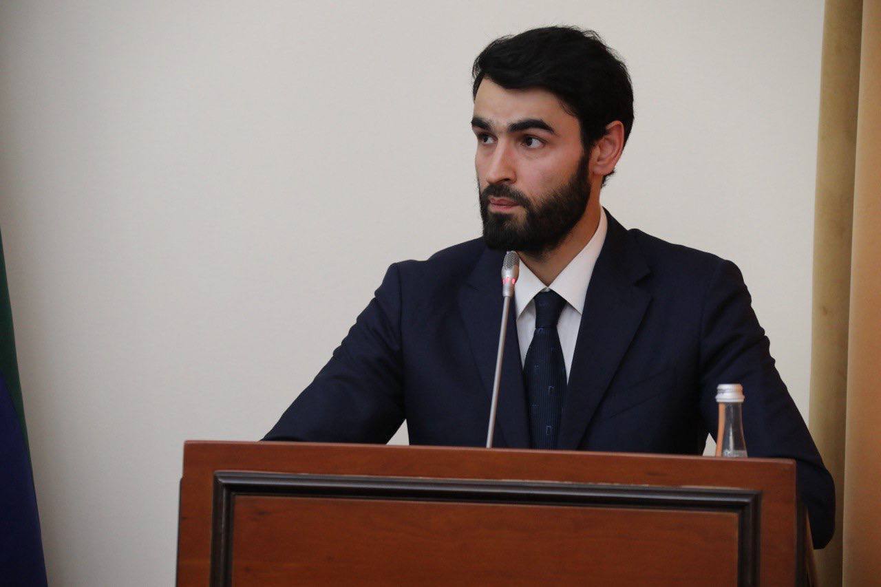 Роспотребнадзор рассказал о выявленных ранее 3-х очагах групповой заболеваемости на объектах общественного питания в Дагестане На заседании Правительства РД под руководством премьер-министра Абдулмуслима Абдулмуслимова руководитель Управления Роспотребнадзора по Республике Дагестан Залимхан Омариев доложил о результатах контрольных мероприятий в отношении объектов общественного питания в период прохождения турсезона. В частности, в ходе проверок было выявлено 3 очага групповой заболеваемости,- это, по словам Омариева, максимальное количество таких очагов, выявленное за рассматриваемый период за последние 5 лет. Всего в этих очагах пострадало 26 человек. Это объекты кафе «Олива» и «Brunch» в г.Махачкале и кафе «Обох» в Гунибском районе. Причинами вспышек стали грубые нарушения санитарных норм, например: нарушения поточности на одних столах разделывают сырье и обрабатывают готовую продукцию, грязная и чистая посуда не разграничиваются ; выделены в смывах с рабочих поверхностей, разделочного инвентаря, рук персонала возбудители кишечных инфекций; отсутствуют учетные и производственные документы, технологические карты и др.; выделены в пробах готовых блюд сальмонелла, кишечная палочка; в ряде случаев сотрудники являлись носителями инфекций. По итогам мероприятий деятельность указанных объектов общественного питания была приостановлена на период от 10 до 30 дней. Проверками также выявлены нарушения налогового законодательства, к примеру, в кафе «Олива» фактическая численность персонала, которые работают на пищеблоке и на которых представлены медицинские книжки составляет 30 человек, в то же время согласно данным УФНС по РД налоговые отчисления и страховые взносы поступают лишь от 8 человек. По данным онлайн-касс, последняя активность кассы зарегистрирована 6 ноября 2023 года, при том, что заведение ежедневно посещает большое количество человек. Что касается кафе "Brunch", гражданином осуществлялась незаконная деятельность без регистрации в налоговых органах. По результатам проверки деятельность данного объекта питания была приостановлена. Материалы были направлены в суд, который принял решение о привлечении виновного лица к административной ответственности в виде штрафа.