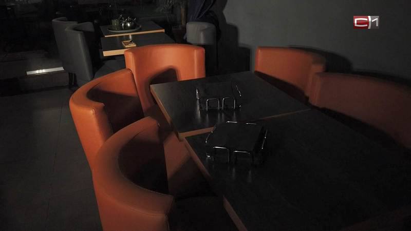 Два человека пострадали в жестокой драке в одном из баров Сургута По предварительным данным конфликт начался из за темы которую обсуждала компания молодых людей После словесной перепалки нападавшие сначала бросили бутылку а затем набросились на потерпевших нанеся обоим множественные удары Инцидент не остался без внимания надзорных органов прокуратура города взяла на контроль доследственную проверку по факту происшествия Подписаться Прислать новость SiTV в MAX