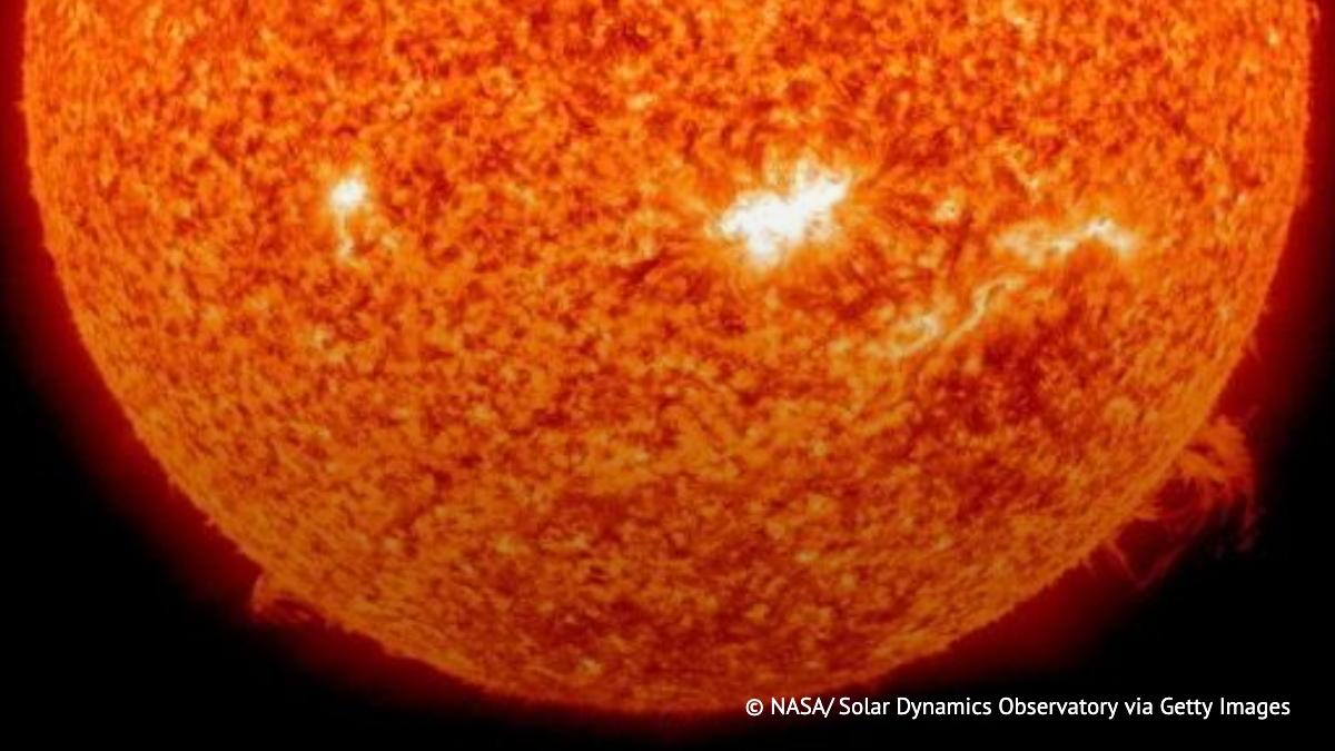 Магнитная буря, которая длилась более 30 часов, закончилась, сообщает лаборатория солнечной астрономии ИКИ РАН и ИСЗФ СО РАН.  Прошедшая буря магнитная достигла в пике уровня G2 по шкале из пяти показателей, где G5 — "экстремально сильно", а G1 — "слабо".
