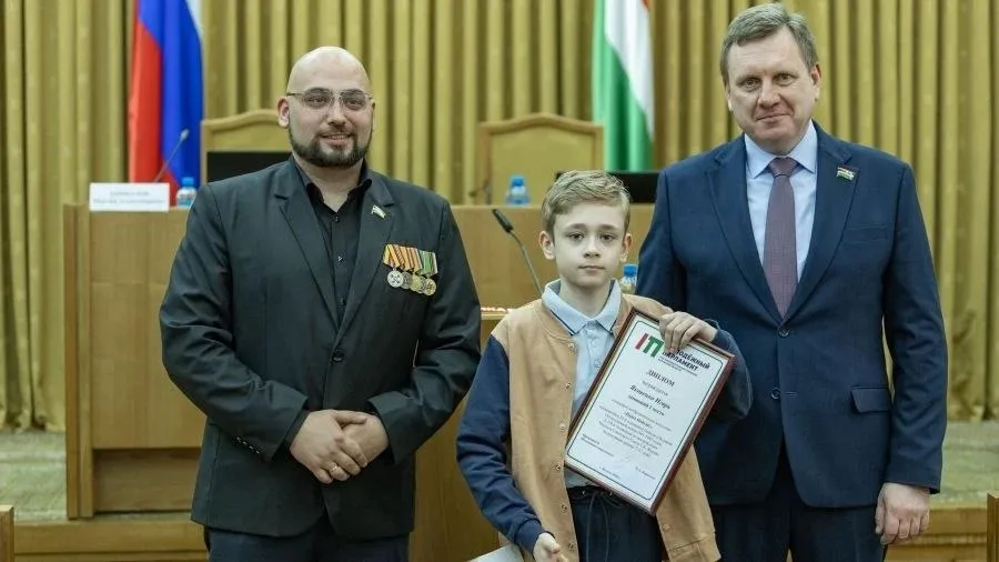 В Законодательном Собрании Калужской области торжественно открылась выставка регионального конкурса изобразительного искусства Наша Победа Конкурс уже ставший традиционным проводится Молодежным парламентом уже четвертый раз Экспозиция рисунков развернутая в здании Законодательного Собрания включает в себя лучшие работы участников отражающие мужество защитников Родины величие подвига Георгия Жукова 130 летие со дня рождения которого отмечается в этом году и всего советского народа во время войны с фашизмом Конкурс объединил молодежь в возрасте от 7 до 25 лет В этом году интерес к проекту был огромный на суд жюри поступило 749 работ со всех уголков Калужской области Победителей же награждали на заседании Молодежного парламента Награды юным талантам вручили председатель Заксобрания Геннадий Новосельцев его заместитель Елена Лошакова Почетный гражданин Калужской области Николай Алмазов председатель Молодежного парламента Максим Кириллов Обращаясь к участникам Геннадий Новосельцев подчеркнул особую значимость их патриотического творчества Благодарю каждого кто принял участие в конкурсе Благодарю родителей которые поддерживали своих детей переживали С большим удовольствием вручил награды Когда дети рисуют нашу Великую Победу продолжается связь поколений До тех пор пока мы помним наши корни наше героическое прошлое мы непобедимы отметил спикер областного парламента Ребят занявших первые места в трех возрастных группах Николай Алмазов наградил медалью Георгия Константиновича Жукова За верность и преданность Это Игорь Яковенко группа 7 12 лет Ангелина Мызникова 13 18 лет Ксения Усачева 19 25 лет Наш канал в MAX   max ru id4025080502 biz