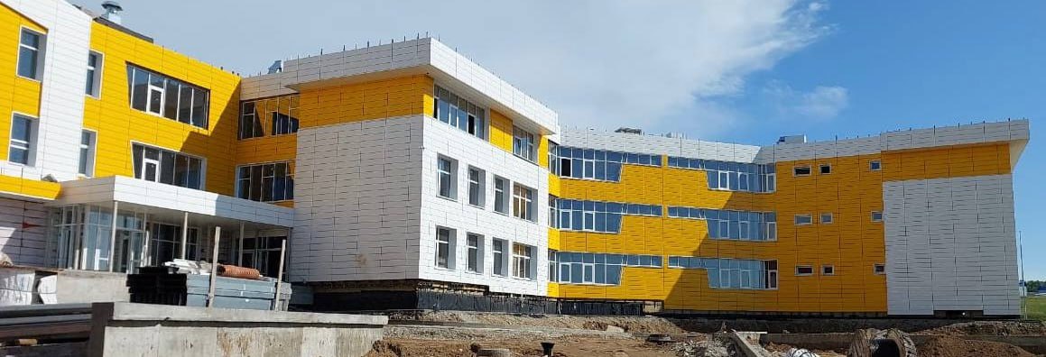 В Иркутске к концу года завершится строительство школы на 1550 мест. Готовность объекта — 77%, стоимость — 3,7 млрд рублей. Ведутся работы по монтажу систем, отделке и благоустройству. Игорь Кобзев отметил: «Завершение строительства разгрузит школы и создаст свыше 300 рабочих мест». Подпишитесь на «Иркутск политический»