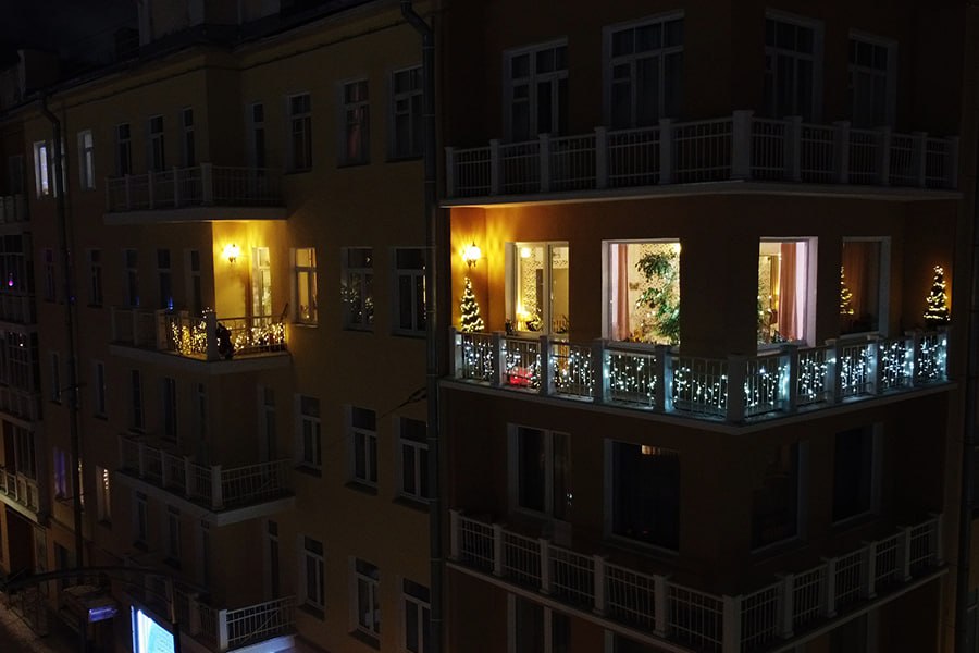 Новогоднее украшение на фасаде дома может обойтись в 15 тысяч рублей Придать дому новогодний вид традиция многих семей Но если украсить фасад гирляндой без согласования можно получить не только праздничное настроение но и штраф Член комиссии ОП РФ по общественной экспертизе законопроектов и иных нормативных актов Евгений Машаров напоминает ключевые правила Что можно Вешать гирлянды с внешней стороны окон или на фасаде если это не требует сверления стен установки кронштейнов или иного изменения конструкции Что нужно согласовывать Любые работы меняющие фасад сверление крепление кронштейнов Требуется письменное разрешение от УК или ТСЖ это защитит от жалоб соседей Главный риск Если договориться все таки не получилось и МЧС по жалобе обнаружит нарушение правил пожарной безопасности штраф составит от 5 тысяч до 15 тысяч рублей Если разрешение от УК или ТСЖ не получено безопаснее разместить гирлянду внутри окна или на балконе советует Машаров Это гарантированно избавит от претензий Подписаться на Российскую газету в Читать нас в MAX