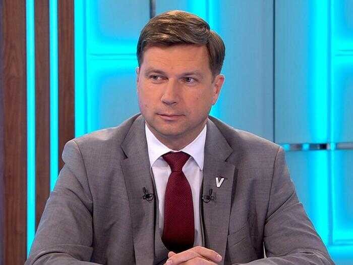 Вице-губернатор Петербурга Николай Линченко решил проверить стройку трамвайной линии «Купчино – Шушары – Славянка» в экипировке, которая сама по себе тянет на отдельный тендер.  На голове чиновника — карбоновая каска за 66 тысяч рублей, заказанная у премиального бренда JUMO. Это примерно в 30 раз дороже обычной строительной каски, которую можно купить за 500–2000 рублей.  JUMO охотно подтвердили, что именно они изготовили этот аксессуар для Линченко. Компания известна тем, что продаёт чехлы с гербом РФ для iPhone и обложки для удостоверений с гравировкой «ФСБ» за 10,6 тысячи. На фоне таких «аксессуаров» каска за 66 тысяч выглядит логичным апгрейдом, но в пресс-службе вице-губернатора объяснять её выбор отказались.  Любопытно, что до ноября прошлого года Линченко на стройках обходился вообще без каски, а теперь не расстаётся с этим «шлемом элиты». Среди других вице-губернаторов подобных экземпляров не обнаружены — карбоновый шик пока остаётся персональной фишкой Линченко.  Выглядит так, будто строительный контроль в Петербурге теперь проводится не только в рамках проектно-сметной документации, но и в рамках модных показов. И если обычная каска — это защита, то карбоновая за 66 тысяч — уже статус.  Источник: ЧЕРНЫЙ ВОРОН