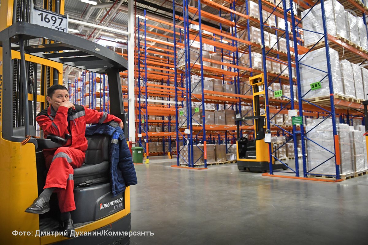 К концу 2025 года вакансия на складском рынке Москвы и Подмосковья может увеличиться на 4 8 процентного пункта п п с 0 7 1 5 до 5 5 7 прогнозируют в консалтинговой компании NF Group Ранее ожидания рынка были более оптимистичными эксперты рассчитывали на рост доли свободных площадей до 2 9 Динамика продиктована большим объемом нового спекулятивного строительства и существенным замедлением активности крупных ритейлеров которые стараются оптимизировать свои складские площади сдавая избыточные пространства в субаренду Ъузнал