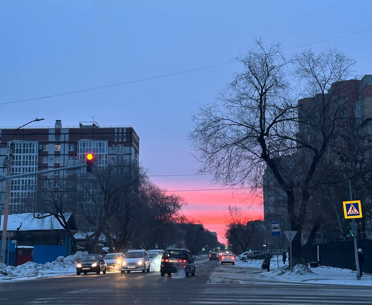 На участке Комсомольской будет временно затруднено движение  1/2 проезжей части Комсомольской между Амурской и Горького перекроют для движения автомобилистов. АКС займутся определением места предполагаемого дефекта на теплосетях. Работы стартуют завтра, 3 марта, в 9:00. Завершат к 18:00 5 марта.   ‼ Просим водителей выбирать для движения альтернативные маршруты.