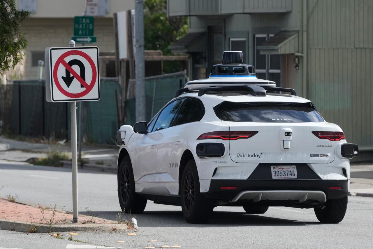 Полиция Калифорнии остановила беспилотный авто Waymo за незаконный разворот но не смогла выписать штраф По законам штата штраф можно выписать только водителю Про беспилотники в законах ничего не сказано В итоге полицейские связались с Waymo чтобы сообщить о сбое Independent новости iphonesru