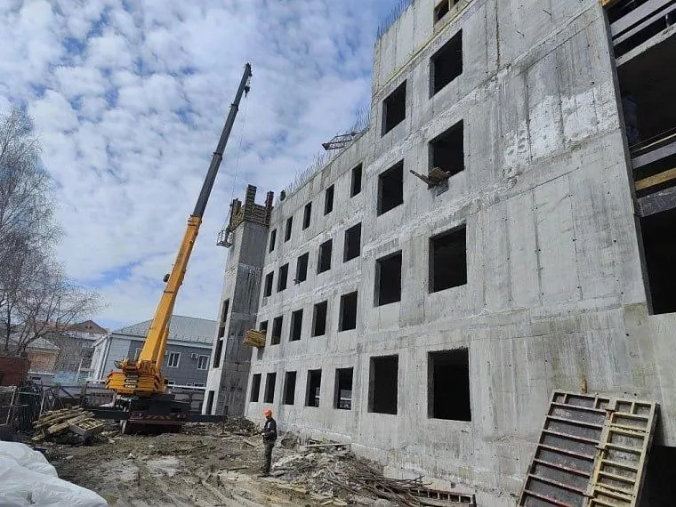 В Алтайском крае строят новый корпус Алтайской краевой офтальмологической больницы Старое здание не справляется с потоком пациентов ежегодно здесь получают помощь свыше 54 тыс человек и проводят более 13 тыс операций При этом уровень офтальмологической заболеваемости в крае на 10 превышает средние показатели по Сибири На строительство направили свыше 690 млн рублей краевых средств Как сообщил губернатор Виктор Томенко необходимость проекта он обсуждал лично с президентом РФ Владимиром Путиным В новом корпусе разместят поликлинику на 100 человек в смену дневной стационар на 60 коек две операционные Количество операций вырастет с 13 до 18 тысяч в год появятся новые методы лечения включая операции одного дня