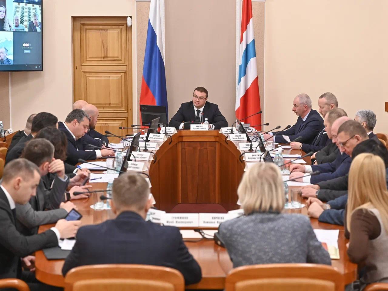 Меняем облик Омска Виталий Хоценко поделился планами реконструкции набережной Иртыша Губернатор Омской области обсудил на совещании дальнейшие шаги по реконструкции набережной реки Иртыш Основное внимание уделили конкретным действиям которые придадут обновленной территории новое значение и сделают ее удобным общественным пространством Глава региона отметил что завершенные этапы уже заметно изменили облик города Он подчеркнул важность продолжения работ и заявил что набережная должна стать не только местом для прогулок но и центром притяжения для отдыха культурных событий и активного досуга омичей и гостей города Сейчас завершается согласование концепции благоустройства территории от Иртышских ворот до улицы Ивана Алексеева После утверждения проекта будут подписаны контракты на строительство и поставку оборудования Затем будет составлен график работ и подрядчики приступят к их выполнению Помимо этого положительное заключение государственной экспертизы получил проект благоустройства набережной Тухачевского Конкурс на поэтапное обновление участка от улицы Таубе до Фрунзе уже объявлен Работы также идут в районе парка Зеленый остров Реконструкция нижней пешеходной части свяжет набережную с зеленой зоной сохраняя визуальную и функциональную целостность обновленных участков Напомним что проект представляет собой единое пространство которое гармонично свяжет разные территории вдоль Иртыша Он станет современной городской набережной удобной и ориентированной на горожан Написать в редакцию можно здесь gorod55ru