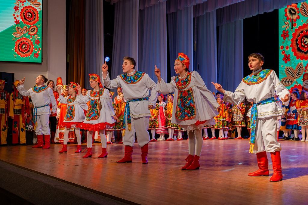 Более 150 юных магаданцев примут участие в гала концерте городского фестиваля Истоки   Учредителем фестиваля является управление культуры мэрии города Магадана а организаторами Детская школа искусств им В А Барляева и Центр культуры Наш фестиваль обогащает духовную культуру подрастающего поколения расширяет кругозор знания о русском фольклоре и русской народной культуре в целом развивает художественные способности пробуждает желание играть на народных инструментах исполнять традиционные фольклорные песни и танцы Желаем всем участникам новых творческих открытий достижений и приглашаем жителей и гостей Магадана посетить гала концерт говорят организаторы   vmagadanpress com более 150 юных магаданцев примут участие