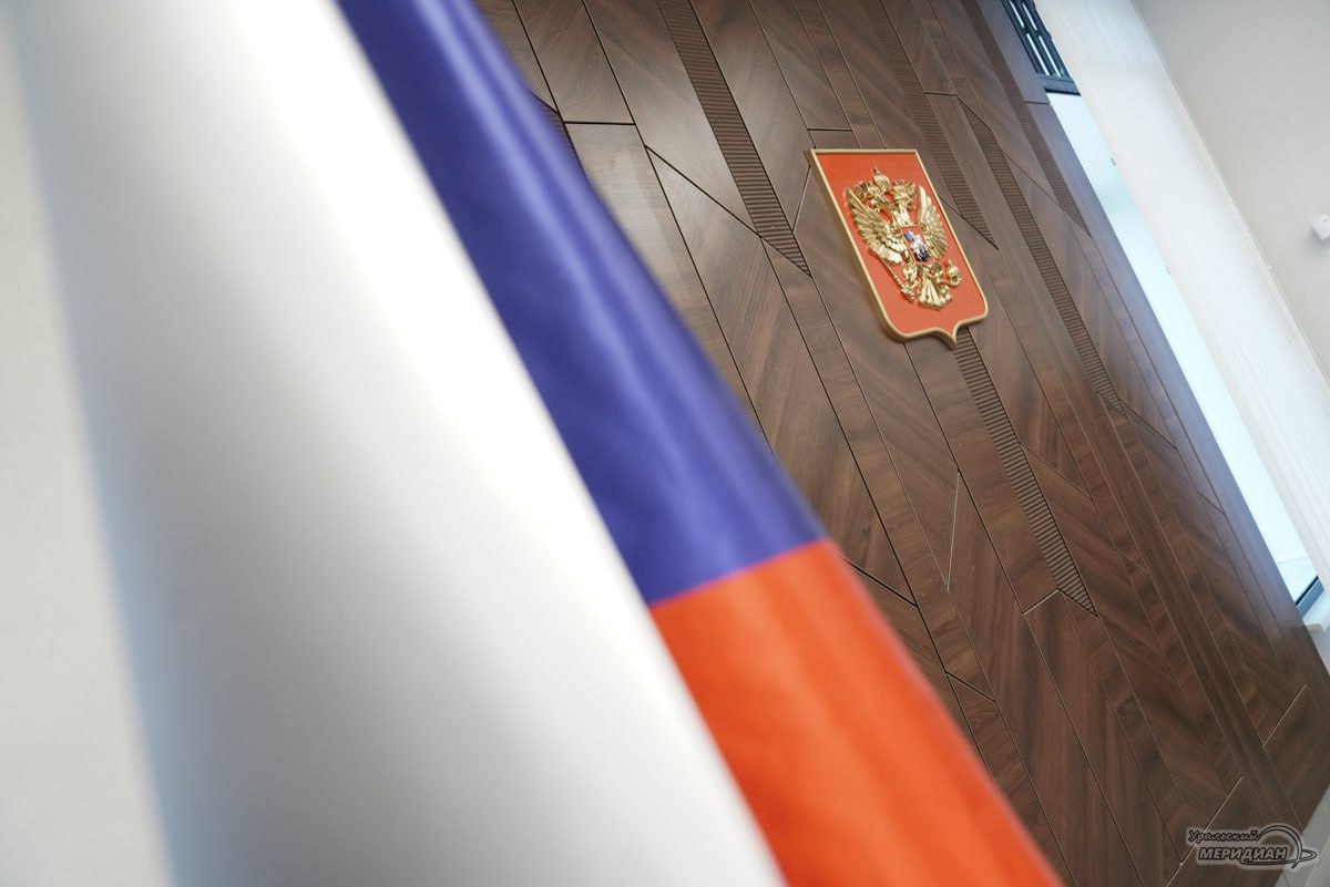 Суд освободил врача виновного в смерти пациентки Врач из Нижнего Тагила Михаил Шалагин признан виновным в смерти пациентки по неосторожности но освобождён от наказания из за срока давности Дело связано с трагедией в Демидовской больнице в декабре 2022 года врач допустил ошибки при плановой операции пациентка умерла Суд назначил 2 года ограничения свободы но наказание не исполнили апелляция оставила решение без изменений Свердловский областной суд также подтвердил взыскание компенсации морального вреда с медцентра Академический и станции скорой помощи по иску сына погибшей Подписаться на Уральский меридиан