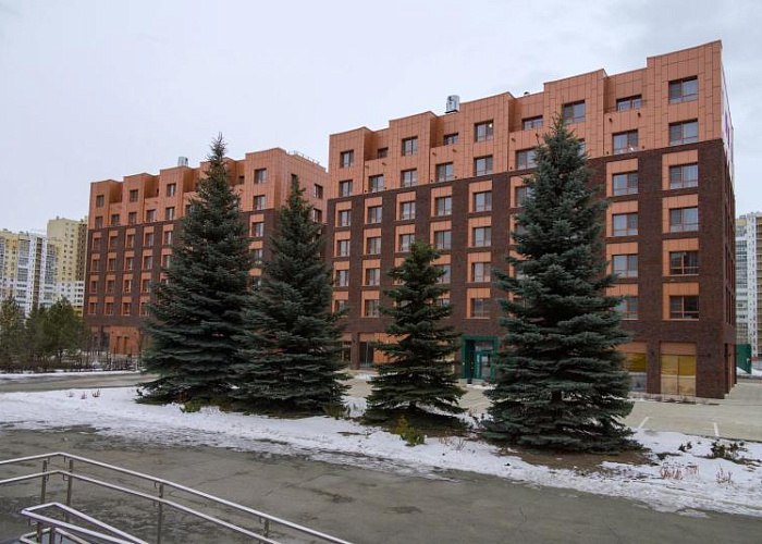 Межвузовский кампус Челябинска признали одним из лучших инвестпроектов России Челябинский межуниверситетский кампус стал победителем III ежегодной премии Ведомости Импульс где выбирали лучшие инвестпроекты и управляющие команды формирующие новый облик России Масштабное строительство заняло первую строчку в номинации Образование XXI века Для вручения престижной награды от имени всей управленческой команды на церемонию прибыли министр образования и науки Виталий Литке и гендиректор Челябинской концессионной компании Алексей Шулепов Премию победителям лично вручили Александр Новак и гендиректор газеты Ведомости Игнатий Павлов Эта победа вновь подтверждает высокую оценку слаженной работы всех участников проектной группы подрядчиков университетов и коллектива министерства подчеркнул Виталий Литке Подписаться на vecherchel Голосовать за канал