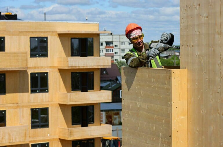 Деревянные дома предлагают использовать для расселения аварийного жилья  К 2028 году в России хотят построить 27 миллионов квадратных метров в многоэтажках из древесины.