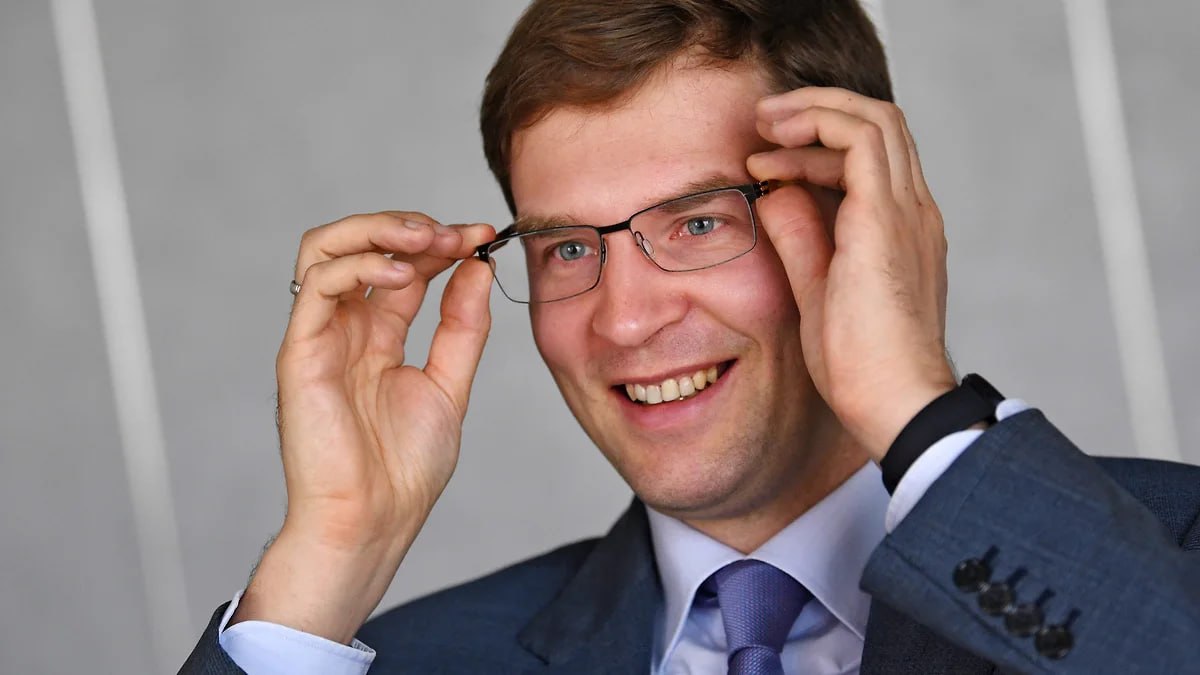 Арбитражный суд утвердил мировое соглашение о возмещении убытков от разорения нижегородского банка Ассоциация Осужденный за причинение имущественного ущерба бывший казначей кредитной организации Владимир Макаревич выплатит 230 млн руб Агентству по страхованию вкладов предъявившему ответчикам иск на 18 9 млн и 2 млн Арбитраж снял арест с российского актива казахстанского миллиардера Тимура Турлова на фото разблокировав его долю в ООО Марин Оперешн Сервисз Ранее фигуранты согласились погасить убытки Ассоциации на 92 млн руб вдобавок к уже выплаченным 650 млн руб в рамках уголовного дела Подробнее читайте на нашем сайте Фото Дмитрий Духанин Коммерсантъ Подписывайтесь Проходите опрос о нашем канале