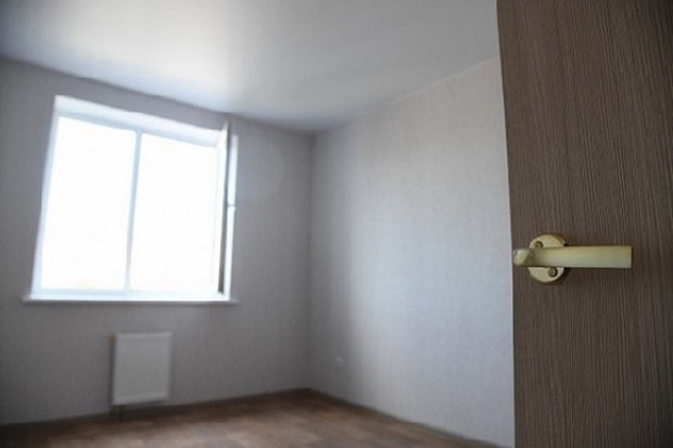 Жители аварийных домов в Волгоградской области получают денежную компенсацию С октября 2025 года после старта новой программы расселения ветхих МКД уже свыше 100 жителей Михайловки Жирновска и Суровикино реализовали свое право и выбрали денежную компенсацию вместо предоставления квартир Региональная адресная программа реализуется при поддержке Фонда развития территорий и будет действовать до конца 2027 года Планируется расселить 4 5 тыс человек из 60 тыс кв м аварийного жилья в 10 муниципалитетах Программа позволит в том числе ликвидировать ветхие дома с угрозой обрушения В Волгограде и Калаче на Дону также заключены контракты на приобретение благоустроенных помещений в новостройках для переселенцев Ключи от новых квартир граждане получат уже в 2026 году Проведенная работа позволит расселить около 18 тыс кв м аварийного жилья отметили в пресс службе обладминистрации