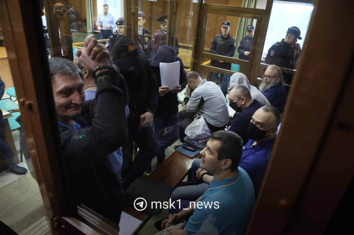 10 участников Таганской ОПГ на скамье подсудимых в Мосгорсуде. Среди них нет только одного — Григория Рабиновича. В 2024-м он скончался в СИЗО «Матросская тишина». Всех участников группировки поместили в небольшой аквариум. Несколько человек сидели в масках. «Виновны мы, ага. Конечно. Команда блогеров собралась», — сказал один из них с усмешкой, передает корреспондент . Прислать новость