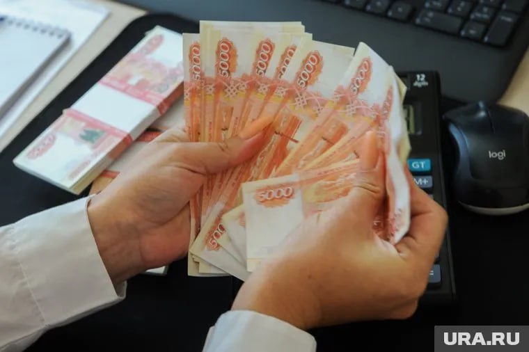 Чтобы нормально прожить месяц в России, нужно 250 тысяч рублей, говорится в исследовании НИУ ВШЭ. Эксперты опросили россиян, получающих высокие доходы. Отмечается, что для чувства обеспеченности жителям страны в месяц нужна сумма в два раза больше.  Основными маркерами высокого статуса и обеспеченности для респондентов остаются недвижимость и автомобили/транспорт премиум-класса – эти показатели важны для более чем половины опрошенных. За последний год к ним добавились поездки за границу на отдых. Примечательно, что почти 40% состоятельных россиян считают ключевым индикатором статуса возможность свободно планировать свое время и иметь гибкий график работы.  «Особенно часто гибкий график выделяет молодежь, что позволяет предполагать и дальнейший рост роли свободы распоряжения временем как нового измерения статуса, — указывают авторы. — Только для чуть более трети состоятельных россиян  36%  их текущие доходы оказываются не ниже "нормальных" по их самоощущению, а для 64% характерно ощущение "недотягивания" до нормы"», — говорится в исследовании.