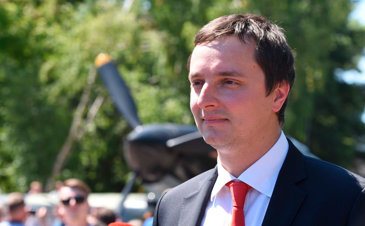Алексей Рогозин возглавил Союз авиапроизводителей России Бывший вице-президент ОАК назначен генеральным директором Союза авиапроизводителей России — организации, которая объединяет ключевых игроков отечественного авиастроения. Структура работает уже 15 лет и служит координационным центром для крупнейших компаний отрасли. В её состав входят состоящие в ГК "Ростех" Объединённая авиастроительная корпорация, Объединённая двигателестроительная корпорация и "Вертолёты России", а также Центральный аэрогидродинамический институт имени Жуковского. Союз объединяет десятки предприятий, НИИ и вузов, которые производят более половины авиационной продукции России. Организация занимается стандартизацией, техническим регулированием и подготовкой кадров. Назначение Рогозина связано с его опытом работы в ОАК, что может способствовать более тесному взаимодействию союза с производственными активами. Президентом организации остаётся академик РАН Борис Алешин. РБК #Постфактум Онлайн-проект eMAKS
