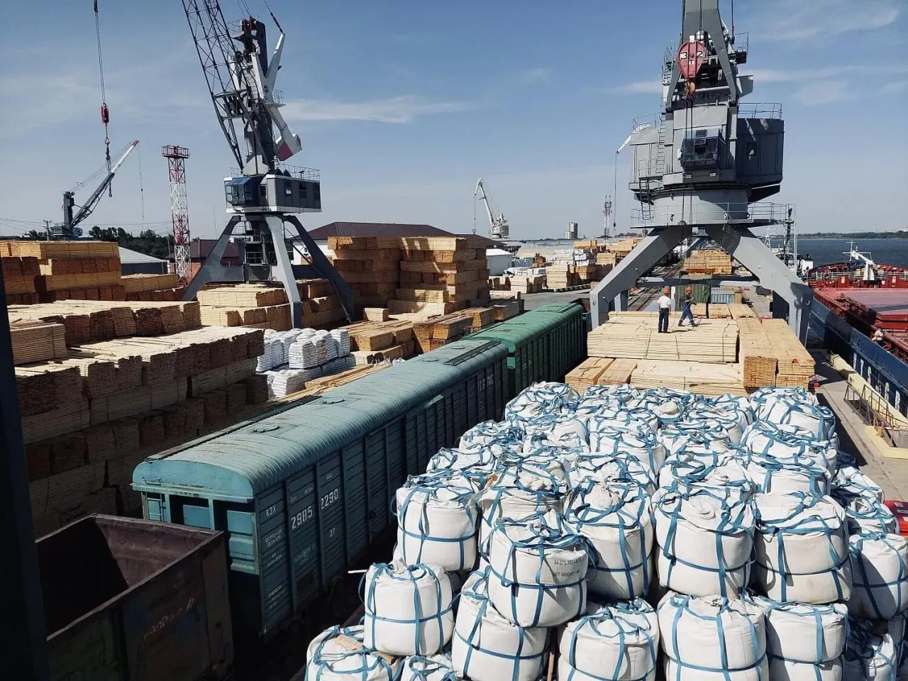 Новый речной порт в Астраханской области обойдется в 685 млн рублей Крупнейший производитель соли в России и СНГ ООО Руссоль построит грузовой речной порт в городе Ахтубинске Астраханской области Инвестиции в проект составили 685 миллионов рублей Соответствующее решение было озвучено на заседании инвестиционного совета региона где проекту присвоили статус особо важного Это даст инвестору право на аренду земли без торгов налоговые льготы и административное сопровождение Реализация проекта позволит почти в три раза нарастить объемы перевалки соли до 800 тысяч тонн в год В состав инфраструктуры войдут новый причал складские помещения и ремонтная база сообщил вице губернатор Астраханской области Денис Афанасьев Мы теперь и в МАХ Южная служба новостей