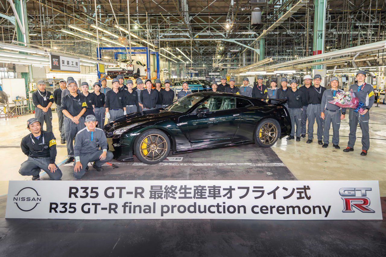Ушла эпоха последний Nissan GT R R35 сошёл с конвейера Легендарный GT R R35 прожил 18 лет с 2007 года выпущено около 48 тыс машин Он держит рекорды на Нюрбургринге Цукубе и в Гиннессе за дрифт свыше 300 км ч