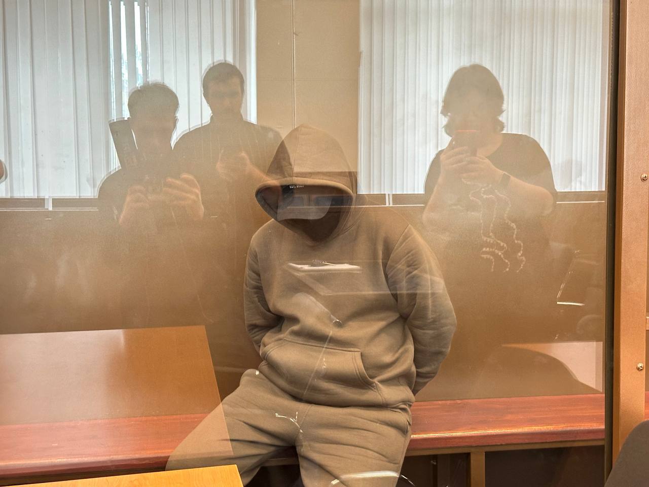 36-летняя Дарья была обнаружена мертвой в тюнингованном "Запорожце" актёра Гоши Куценко в одном из дворов на Кутузовском проспекте в Москве 19 января. По данным следствия, 30-летний безработный и бездомный рецидивист из Татарстана Альберт Абдуллин использовал автомобиль в качестве жилья. В тот вечер он пригласил в машину случайную знакомую, чтобы выпить. Во время застолья между ними произошла ссора, в результате которой Абдуллин нанес женщине 26 ударов ножом, после чего оттащил тело в машину и уснул рядом. Тело заметили прохожие, которые и вызвали полицию. Преступника задержали на месте происшествия. В суде он попросил прощения у родственников убитой и выразил раскаяние. Абдуллина приговорили к 13 годам колонии. Теперь у него не будет проблем с жильём на ближайшие годы. Гоша Куценко не выдвигал финансовых претензий к Абдуллину, так как не знал о том, что его машина использовалась как жильё. Актёр приобрел "Запорожец" как хобби и не использовал его для поездок.