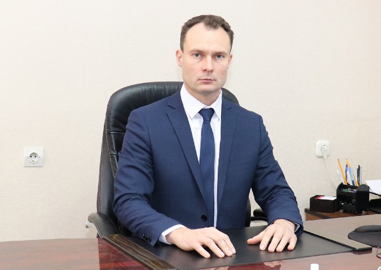 Глава Дубовского района Василий Улитин прокомментировал задержание своих заместителей Андрея Еремина и Марии Киреевой. Он уточнил, что правоохранительные органы задержали его подчиненных вчера, 26 мая. Подробнее По словам Улитина, несмотря на задержание сразу двоих заместителей, все структурные подразделения администрации Дубовского района работают в штатном режиме.