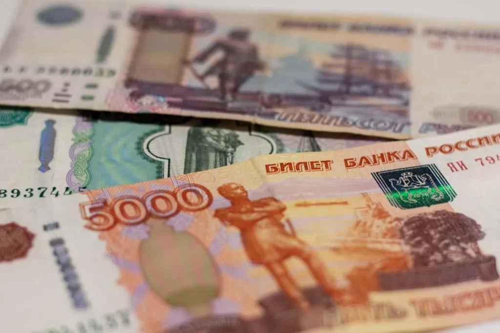 На фоне снижения ставок россияне стали чаще открывать вклады В апреле 2026 года число открытых вкладов выросло на 27 по сравнению с аналогичным месяцем прошлого года Средняя ставка за это время снизилась с 21 до 15 годовых а средний чек увеличился на 8 Россияне стремятся зафиксировать еще относительно высокую доходность на фоне ожидаемого дальнейшего падения ставок