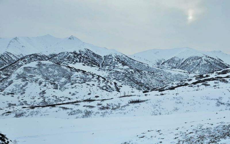 На Камчатке выясняют обстоятельства гибели мужчины под снежной лавиной На Камчатке начата проверка обстоятельств гибели мужчины в результате схода лавины сообщили РАИ КАМЧАТКА ИНФОРМ в краевом следственном управлении По предварительным данным вечером 8 ноября на территории Агинского золоторудного месторождения в Быстринском районе сошла снежная лавина Погиб 39 летний машинист буровой установки подрядной организации Местонахождение его 29 летнего коллеги пока не установлено Следователи устанавливают детали произошедшего По итогам доследственной проверки и выяснения всех обстоятельств случившегося будет принято процессуальное решение КАМЧАТКА ИНФОРМ новости Камчатки в Telegram Фоторепортажи и эксклюзивные материалы на kamchatinfo com НАПИСАТЬ НАМ