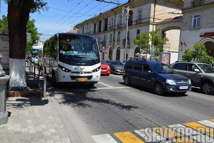 В Севастополе запускают новый междугородний автобусный маршрут «Севастополь — Снежное» с промежуточной остановкой в Мариуполе. Об этом сообщили в администрации городского автовокзала, пишет ForPost.  Ранее севастопольцы могли купить билет до Мариуполя только в Симферополе, откуда рейсы запустили на два месяца раньше.    Первый рейс отправится 10 февраля. График рейсов: через день, по чётным числам. Время отправления из Севастополя: 16:20. Время прибытия в Мариуполь — 4:00, в Снежное — 8:00. Стоимость билета до Мариуполя: 3000 рублей.   Читайте Севкор