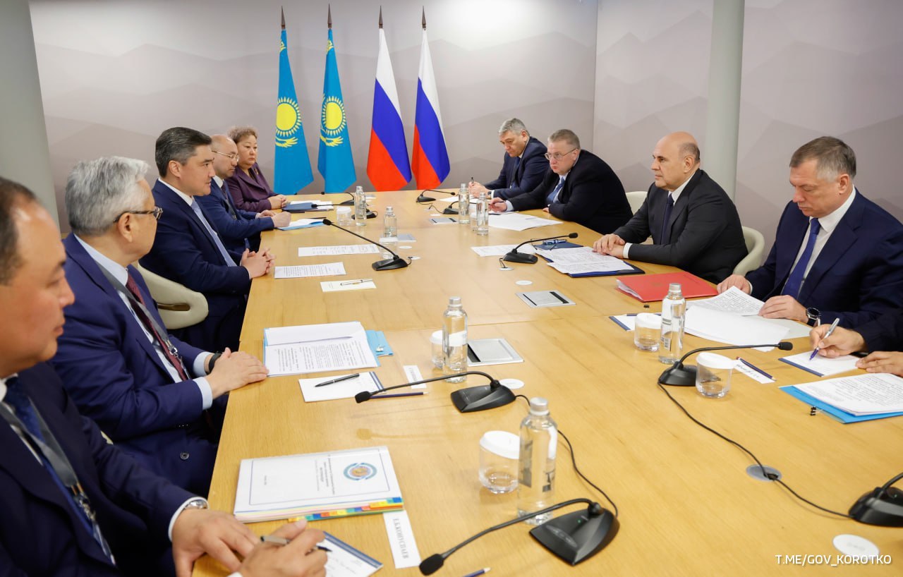 Михаил Мишустин встретился с Николом Пашиняном на полях Международной экологической конференции в Горно-Алтайске.  Также российский премьер провел встречи с коллегами из Белоруссии и Казахстана Александром Турчиным и Олжасом Бектеновым.