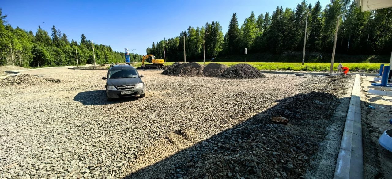 Фотофакт: новая автозаправка в Берёзовке – начало положено! Это результат реализации соглашения, который мы подписали с компанией «Альфа Бизнес» на полях Петербургского международного экономического форума в июне этого года. Основные работы по модернизации АЗС выполнены, идёт асфальтирование с последующим благоустройством территории. Задача инвестора – аналогичным образом модернизировать 15 АЗС на федеральных дорогах в Петрозаводске, Пряже, Березовке, Олонце, Суоярви, Кондопоге, Сортавале, Рауталахти, Пудоже и Деревянке. Помимо заправки и магазина, на территории автозаправочных комплексов будут работать кафе, комнаты матери и ребенка и детские площадки. Можно остановиться, перекусить, отдохнуть - и в путь с новыми силами! Такой подход несомненно поспособствует снижению аварийности на дорогах. Наш партнёр – компания «Альфа Бизнес» - создаст в модернизированных АЗС более 70 новых рабочих мест, из них 15 – в Берёзовке.
