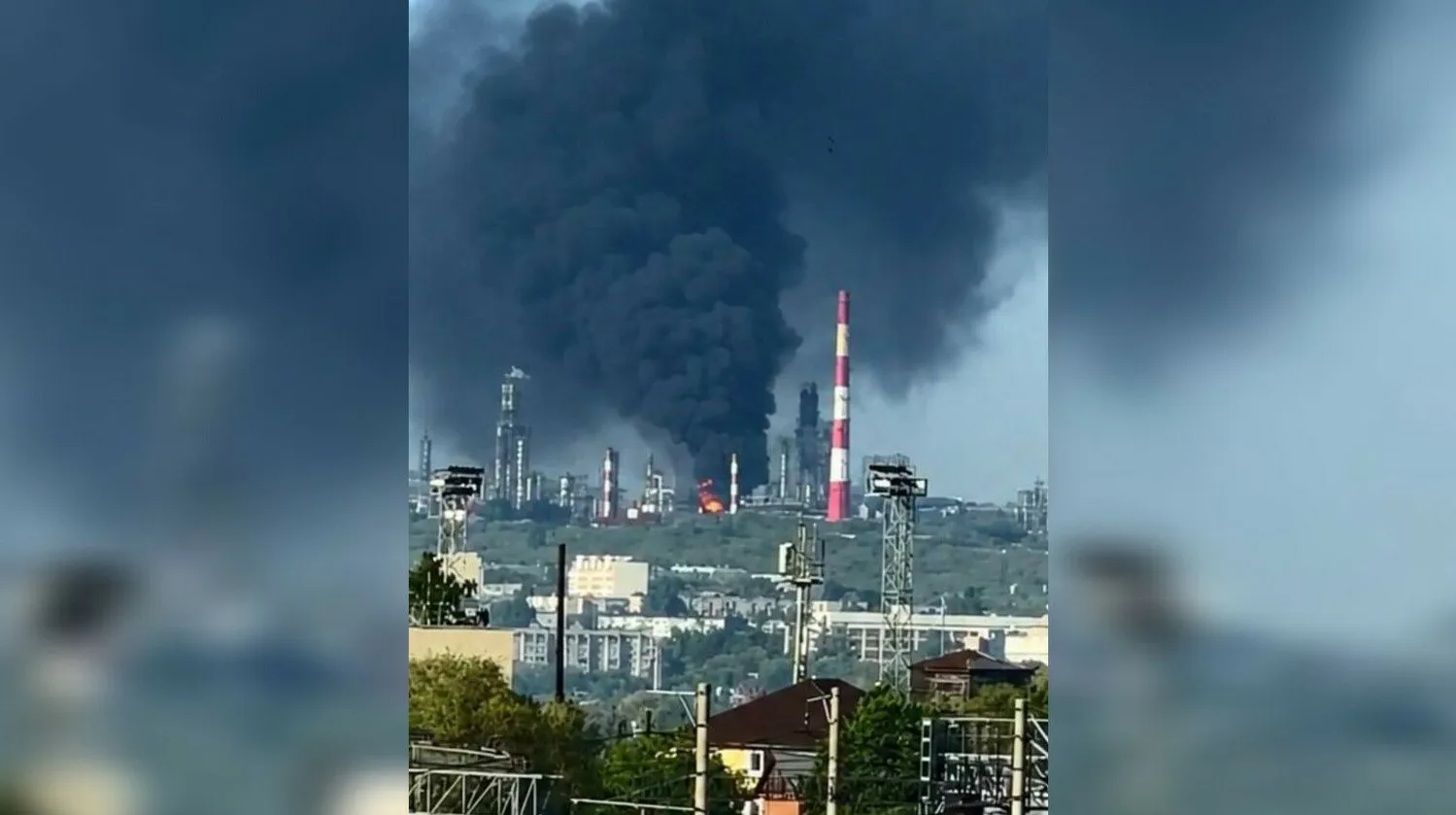 БПЛА атаковали Сызранский НПЗ БПЛА атаковали Сызрань в Самарской области не менее двух ударов пришлись по Сызранскому НПЗ и начался пожар передает ArbatMedia   Прислать новость