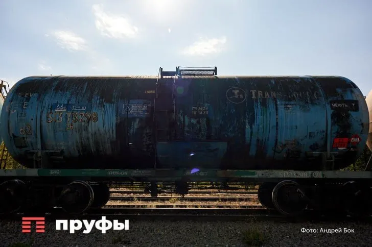 Башкортостан пока не будет продавать свою долю в Башнефти Власти республики решили не включать принадлежащий региону пакет акций нефтяной компании Башнефть в план приватизации на ближайшие годы Продажа доли сейчас не рассматривается сообщили в администрации главы Башкортостана Интерфаксу Речь идёт о пакете в 6 36 акций компании Осенью 2025 года правительство республики готовило проект постановления о включении этих бумаг в прогнозный план приватизации на 2024 2026 годы Однако после общественного обсуждения документ принят не был и пакет остался в собственности региона На данный момент республика владеет блокирующим пакетом Башнефти 25 плюс одна акция Это позволяет влиять на ключевые решения компании Всего у Башкирии 44 4 млн акций 38 1 млн обыкновенных и 6 3 млн привилегированных Контрольный же пакет 57 66 с 2016 года принадлежит государственной компании Роснефть  Обратная связь  Подписаться  Подписаться в MАХ