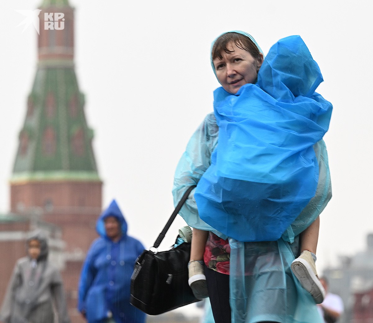 Москва поплыла, а молнии бьют по высоткам: на столицу обрушилась непогода Патриаршие пруды превратились в настоящие пруды – воды выше щиколотки прямо на тротуарах. В Алтуфьево и Марфино с неба льются просто водопады. В Тимирязевском районе в многоэтажке вода побежала по стенам дома, на "зеленой" ветке метро – по стенам одного из вагонов. В Бескудникове на тротуарах и дорогах реки. Водителей на Дмитровском шоссе накрывает от луж. Люди не могут дойти до остановок. На ВДНХ из-за непогоды остановлена Канатная дорога. На улицах города работают бригады и спецтехника. Городские власти уже сообщили, что всего за 2 часа на город местами вылилась месячная норма осадков. : Евгения Гусева, Николай Оберемченко
