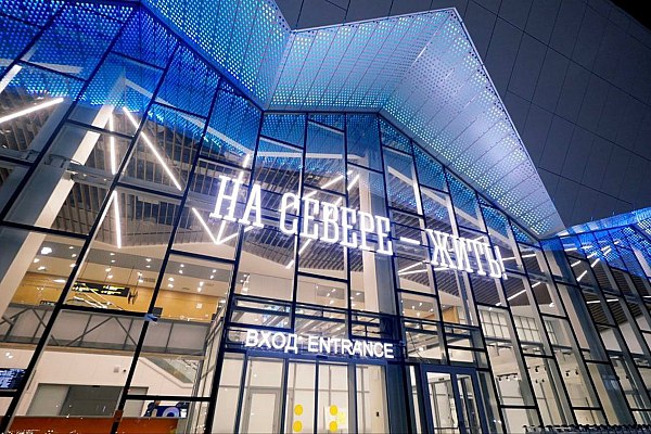 Михаил Мишустин Россия в течение шести лет модернизирует 75 аэропортов Россия в течение шести лет модернизирует 75 аэропортов эта работа активно идет в том числе с привлечением частного капитала заявил премьер министр РФ Михаил Мишустин на встрече с главой Аэрофлота Сергеем Александровским Об этом сообщает Прайм В течение шести лет мы должны модернизировать 75 аэропортов страны делаем это очень активно с привлечением бизнеса сказал Мишустин напомнив что недавно были запущены обновленные аэропорты в Ижевске и Мурманске По его словам это нужно для достижения цели по увеличению в следующие пять лет авиационной мобильности россиян в 1 5 раза по отношению к 2023 году aviaru net n291162