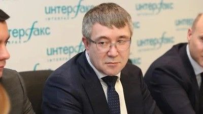 Экс председатель Комитета по развитию транспортной инфраструктуры Петербурга найден мертвым подмосковный СК начал проверку Александр Федотов летел в Волгоград через Москву и снял номер в отеле Sheraton в Шереметьево на три дня По предварительной информации он выпал из окна своего номера Предсмертной записки не обнаружено СМИ утверждают что экс председатель мог покончить с собой Александр Федотов был председателем КРТИ с 2022 по 2024 год после чего ушел с поста по собственному желанию Во время его срока комитет заключил контракт на сооружение Большого Смоленского моста стоимостью 40 млрд руб Также Федотов подписывал договор на реконструкцию Цимбалинского путепровода и на первый этап реконструкции Южной широтной магистрали PROtransport