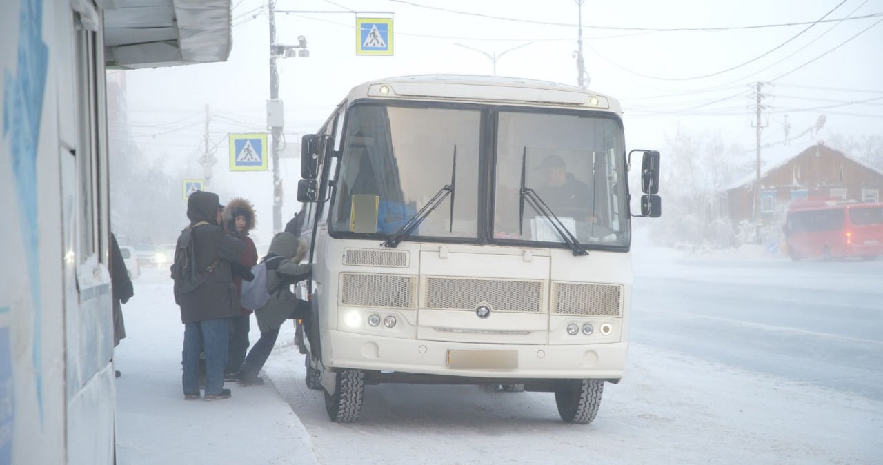 Рейды по проверке безопасности пассажирских перевозок начались в Якутске  Сегодня утром прошли мероприятия, в ходе которых заметили, что интервалы движения общественного транспорта увеличились. Это произошло из-за тщательной проверки каждого автобуса на соответствие требованиям безопасности.