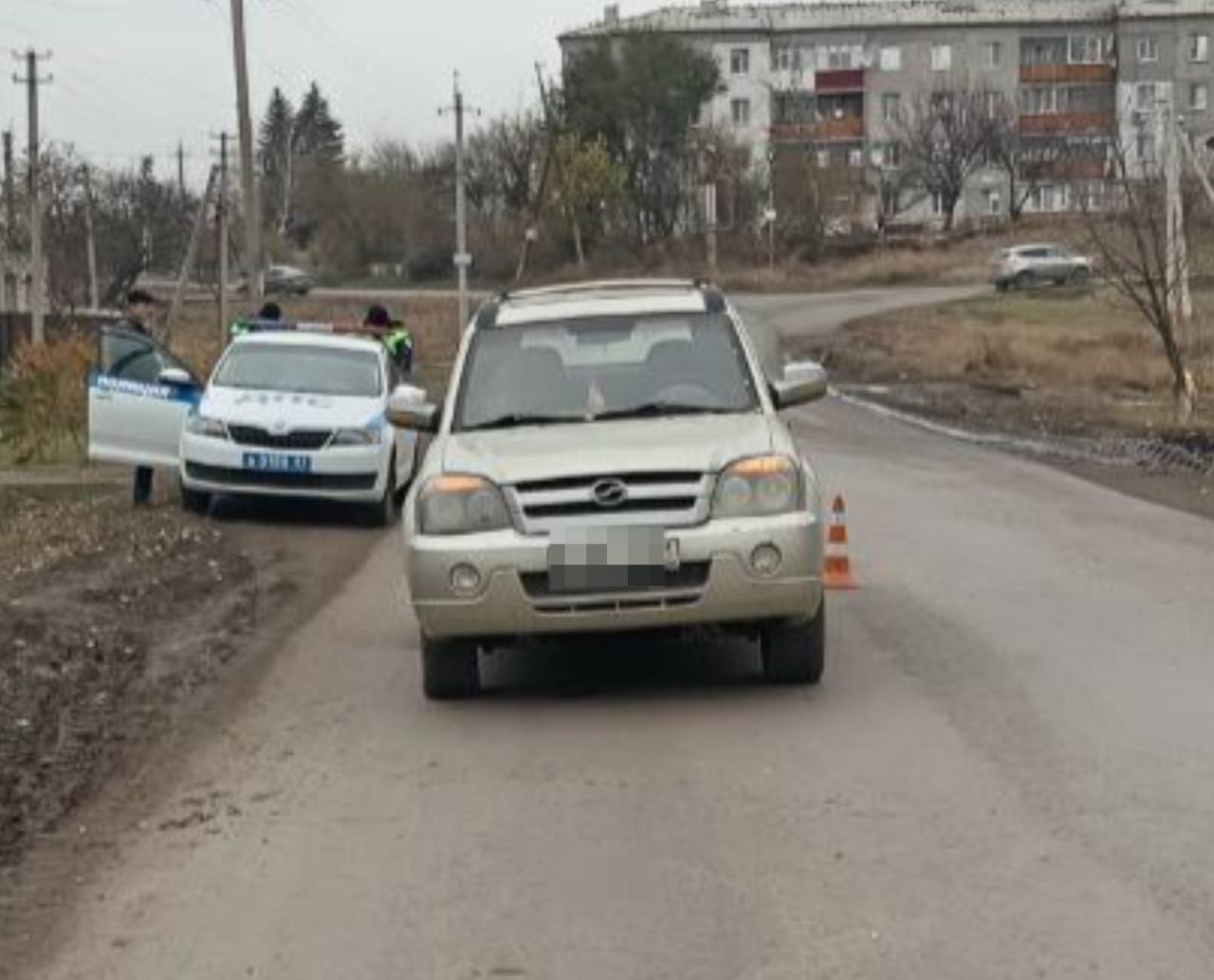 В дорожном происшествии пострадала несовершеннолетний пешеход  11 ноября 2024 г. примерно в 08:20 в с. Роскошное Лутугинского м.о. водитель 1958 г.р., управляя автомобилем Zhongxing, совершил наезд на пешехода 2010 г.р., которая внезапно выбежала на проезжую часть и перебегала дорогу в 5-ти метрах от движущегося транспортного средства.   В результате происшествия 14-летняя пешеход получила телесные повреждения и была доставлена в медицинское учреждение.    Госавтоинспекция напоминает! Уважаемые пешеходы, будьте предельно осторожны! Переходить дорогу необходимо исключительно по пешеходному переходу. Помните, что выходить на проезжую часть можно только после того, как оцените дорожную обстановку и убедитесь в том, что переход будет для вас безопасен!