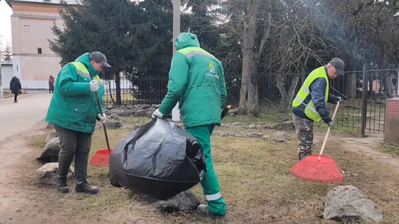 Коммунальные службы Великого Новгорода привели в порядок территории прилегающие к храмам и церквям В преддверии праздника Светлой Пасхи коммунальные службы Великого Новгорода приводят в порядок прилегающие территории храмов и церквей Как отметил заместитель главы Администрации Великого Новгорода Сергей Андреев в городе определены 15 таких мест Специалисты проводят уборку на прилегающих территориях Параллельно коммунальные службы наводят чистоту и на городских кладбищах Только за прошедшую неделю с этих объектов вывезено более 100 кубических метров мусора Работы ведутся ежедневно включая выходные и праздничные дни Стоит задача своевременно навести и поддерживать порядок на территориях храмов и церквей а также на городских кладбищах