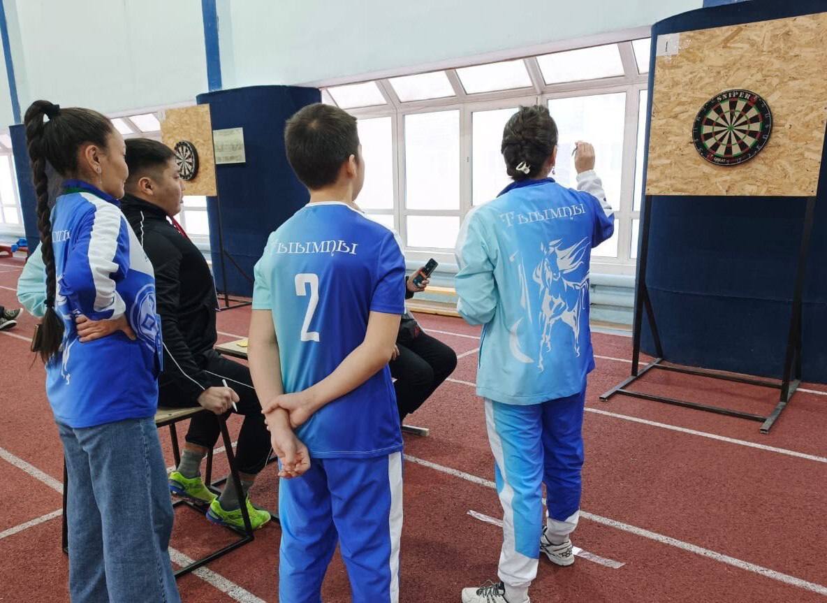 Определены победители республиканского Фестиваля спорта в Якутске В Якутске завершился Республиканский финал Фестиваля спорта посвящённого 80 летию Победы в Великой Отечественной войне Году защитника Отечества в Российской Федерации и Году защитника Родины в Республике Саха Якутия Фестиваль объединил 11 команд из разных районов республики I й Тогусский наслег Вилюйский улус Хоринский наслег Верхневилюйский улус Чаппандинский наслег Нюрбинский улус Тойбохойский наслег Сунтарский улус Алагарский наслег Чурапчинский улус Баягантайский наслег Усть Алданский улус Батаринский 1 й наслег Мегино Кангаласский улус Хатын Арынский наслег Намский улус команду Оленекского эвенкийского национального района Оймяконского улуса и Автодорожный округ города Якутска Мероприятие прошло в рамках регионального проекта Здоровый наслег и программы Активное долголетие В ходе фестиваля команды соревновались в семи дисциплинах русские шашки шахматы пулевая стрельба национальные настольные игры Хабылык и хаамыска волейбол дартс а также в семейных соревнованиях Мама папа я спортивная семья Соревнования проходили на спортивных площадках Арктического государственного агротехнологического университета в спортивном комплексе Дохсун и Республиканском шахматно шашечном центре 13 декабря были подведены итоги республиканского финала В командном зачёте победителем стал Хатын Арынский наслег Намского района набравший 14 очков Команда была награждена сертификатом на 100 тысяч рублей от фирмы Ойуу для приобретения спортивной атрибутики Второе место занял Хоринский наслег Верхневилюйского района с результатом 30 очков и получил сертификат на 70 тысяч рублей Бронзовыми призёрами стали представители Тойбохойского наслега Сунтарского района набравшие 32 очка и получившие сертификат на 50 тысяч рублей от фирмы Ойуу По видам спорта победителями стали русские шашки Хатын Арынский наслег шахматы Хоринский наслег пулевая стрельба пневматическое оружие Хоринский наслег национальные настольные игры Хабылык и хаамыска Тойбохойский наслег волейбол Баягантайский наслег семейные соревнования Мама папа я спортивная семья Хатын Арынский наслег дартс Хатын Арынский наслег Команды занявшие призовые места были награждены кубками и памятными медалями Соревнования прошли в тёплой и дружественной атмосфере став настоящим праздником спорта и здоровья По итогам фестиваля все наслеги участники приняли решение о создании Клубов активного долголетия совместно с Союзом спортсменов любителей РС Я и продолжении активной работы по развитию физической культуры и спорта в своих улусах отметила главный судья соревнований Мария Алексеева Пресс служба УФКиМС ufkims Якутия УФКиМС СпортЯкутии СпортНормаЖизни РеспубликаСаха Минспорт ЗОЖ ЗдоровыйОбразЖизни ФестивальСпорта ЗдоровыйНаслег АктивноеДолголетие