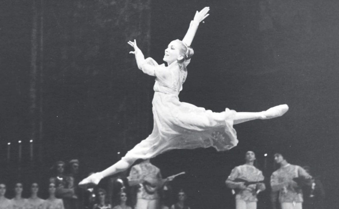 В Санкт Петербурге в возрасте 93 лет скончалась советская и российская балерина Эмма Минченок Об этом сообщила балетный критик Ольга Федорченко в телеграм канале Мои искренние соболезнования сыну Андрею Борисовичу Брегвадзе Эмме Владимировне вечная и светлая память Минченок родилась 29 августа 1932 года в Ленинграде До середины 1943 года проживала в блокадном городе затем семью эвакуировали По возвращении окончила среднюю школу и Ленинградское хореографическое училище После девушку приняли в труппу Театра оперы и балета имени С М Кирова ныне Мариинский театр там она прошла путь от кордебалета до главных партий Минченок вдова артиста балета и педагога Бориса Брегвадзе он скончался в 2012 году в возрасте 86 лет У пары есть сын Андрей выпускник Академии Русского балета имени А Я Вагановой он выступал на сцене Малого оперного театра Михайловский театр Фото из личного архива РБК в Telegram и MAX