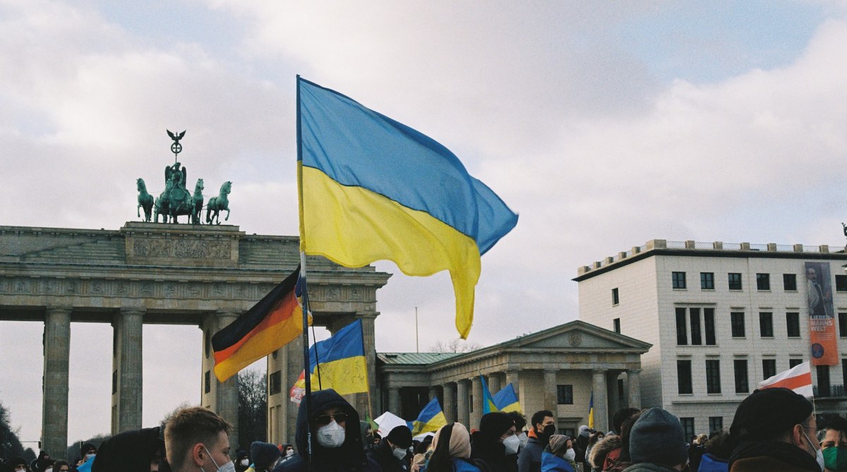 Затраты на украинских беженцев в Германии составляют по меньшей мере 530 млн в месяц заявили в бундестаге При этом в ФРГ трудоустроено лишь около 30 украинцев прибывших туда после начала войны В 2024 году выплаты по линии базового пособия по безработице Bürgergeld составили в Германии 6 3 млрд это по мнению немецкой оппозиции огромные затраты Власти ФРГ готовятся ужесточить правила выделения средств Схожий тренд наблюдается и в других странах ЕС в частности в Польше В экспертном сообществе констатируют руководство европейских государств не рассчитывало что конфликт затянется и сейчас в ЕС сталкиваются с нехваткой средств для поддержки новых мигрантов сообщают Известия Подпишись на primulinmd